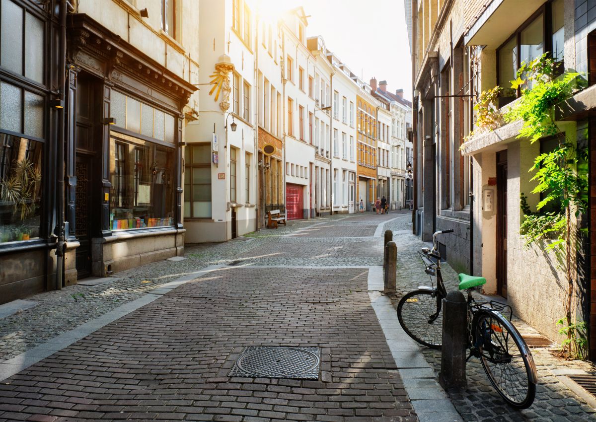 so-sanh-gia-ban-nha-mat-tien-va-nha-trong-hem-2