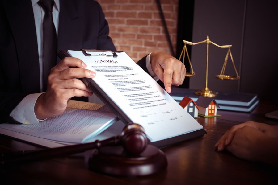 co-nen-thue-luat-su-khi-mua-ban-nha-dat-2