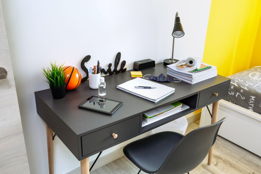decor-ban-lam-viec-menh-kim-1