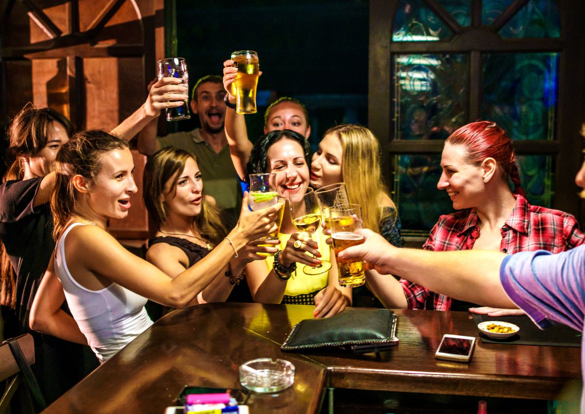 Phan-biet-Bar-Pub-Club-Lounge-2