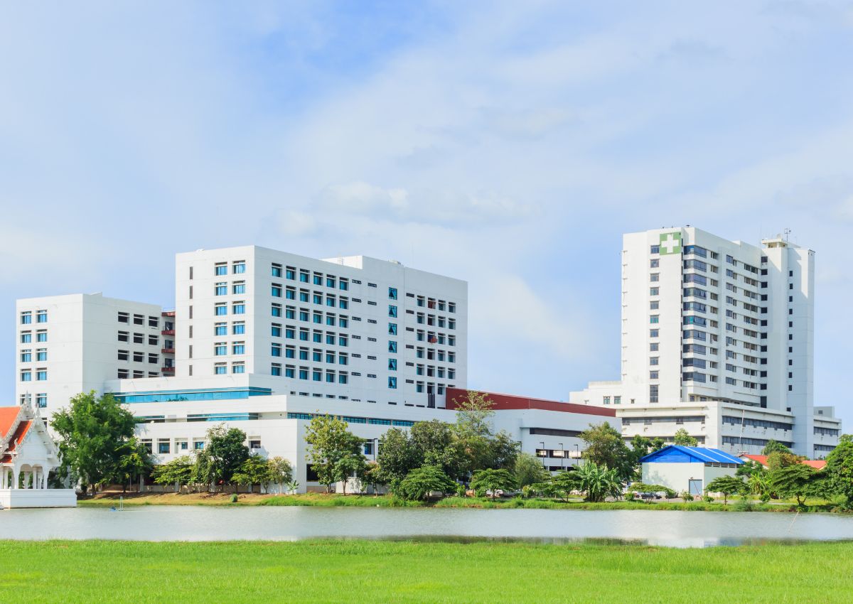 Co-nen-mua-nha-gan-benh-vien-1