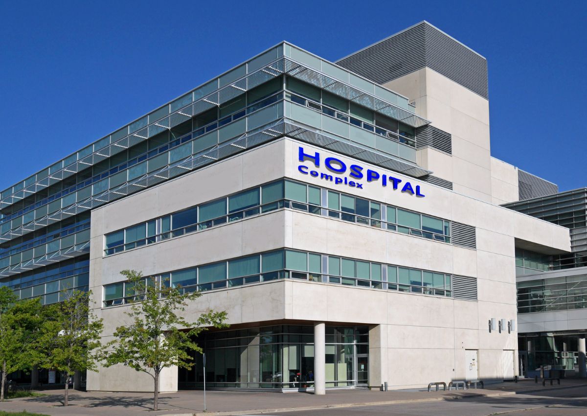 Co-nen-mua-nha-gan-benh-vien-2