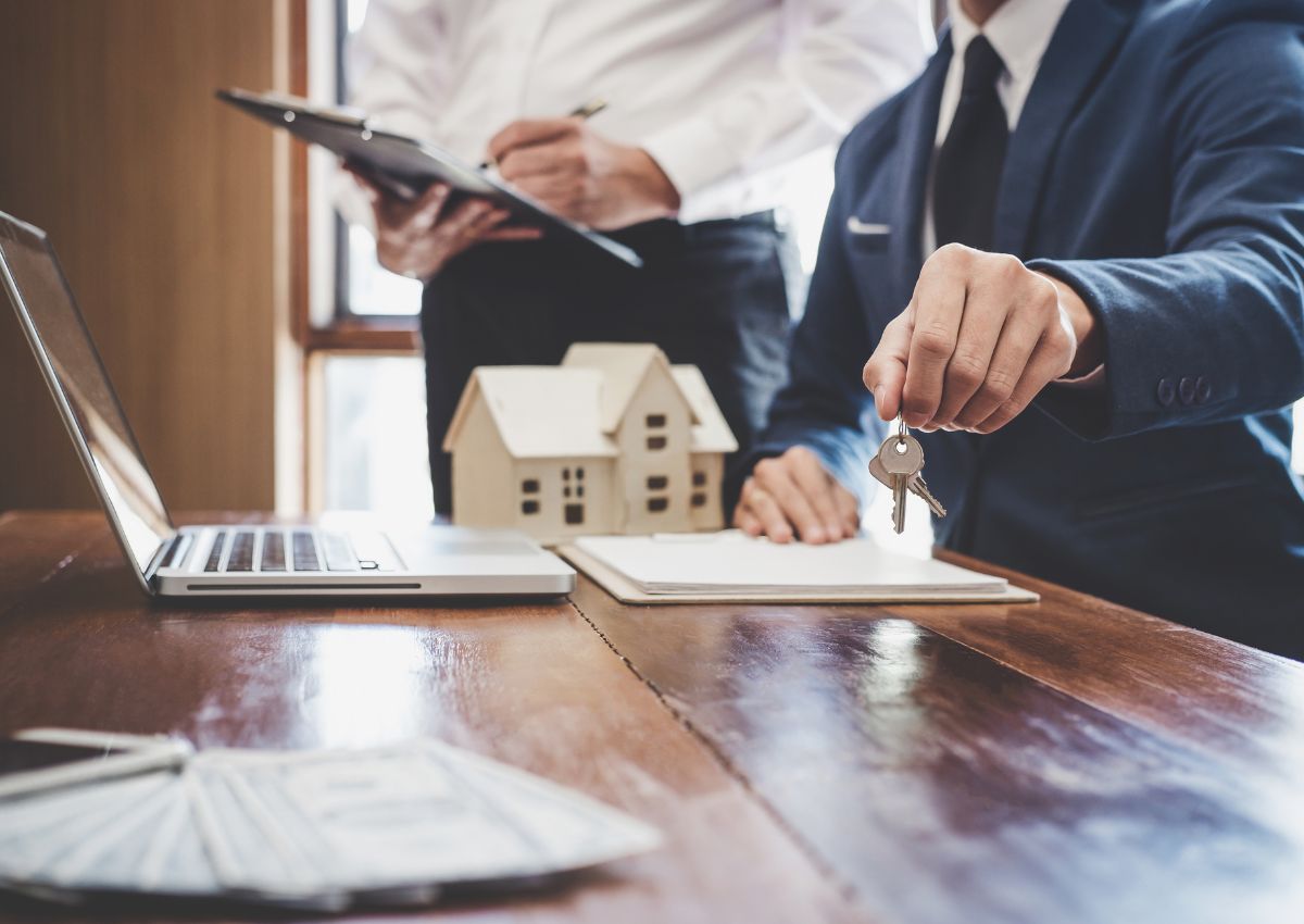 Co-nen-mua-nha-qua-cong-ty-moi-gioi-3