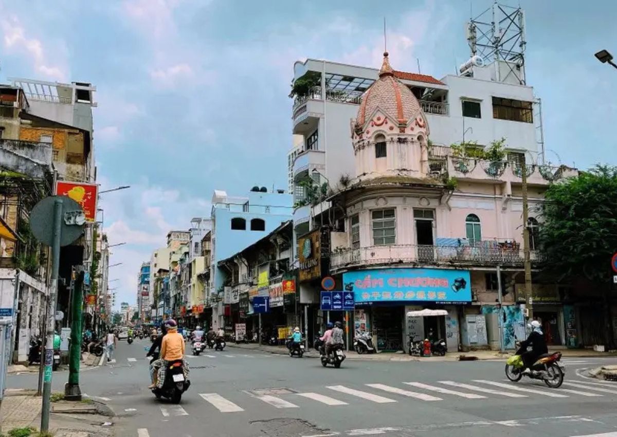 co-gi-noi-bat-tren-con-duong-cho-lon-1