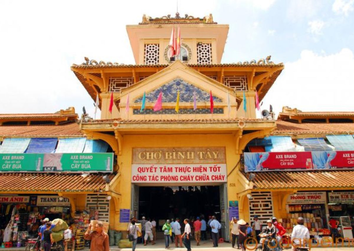 co-gi-noi-bat-tren-con-duong-cho-lon-2