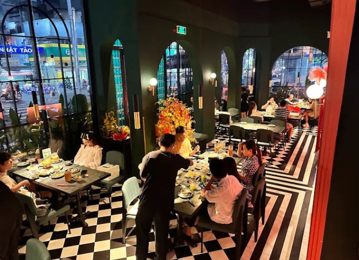 Cho Thuê Mặt Bằng GÓC 2MT 130-132 Nhật Tảo Phường 8 Quận 10