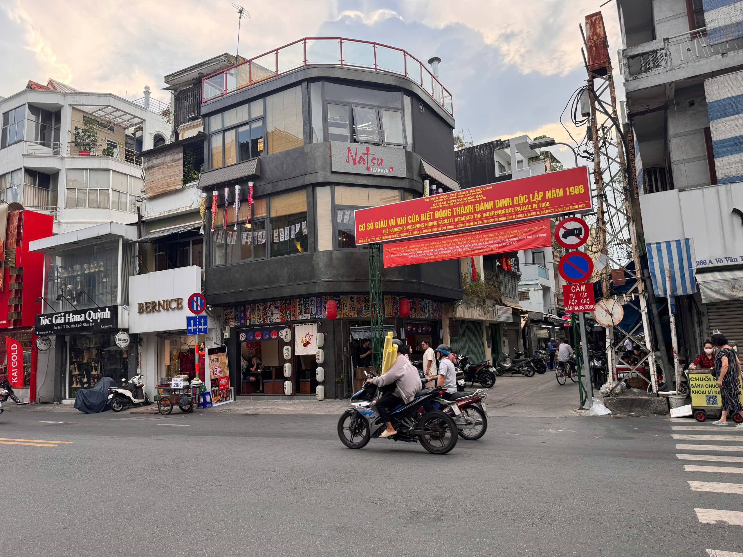 Cho Thuê Mặt Bằng GÓC 2MT số 270 Đường Võ Văn Tần, Phường 5, Quận 3, DT: 6x6m, 1 trệt, 2 lầu, DTSD: 108 m2