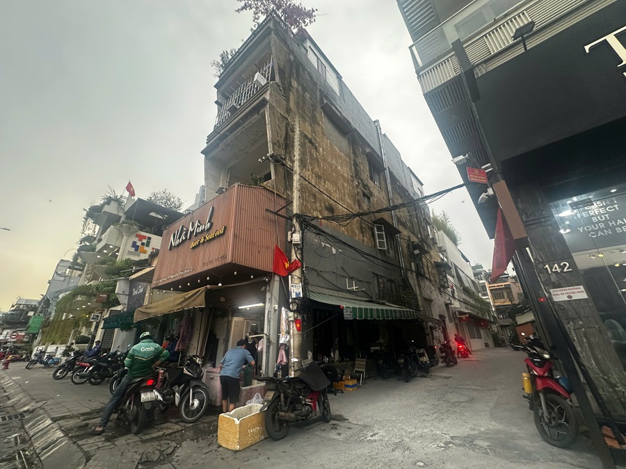 Cho Thuê Mặt Bằng Góc 2MT Số 142 Đường Võ Văn Kiệt Với Hẻm Hông, Phường Nguyễn Thái Bình, Quận 1, DT: 4.1x17m, 1 Trệt, 3 Lầu, DTSD: 200m2