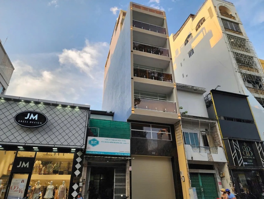 Cho Thuê Mặt Bằng Mặt Tiền 132 Đường Nguyễn Trãi, Phường 3, Quận 5, DT: 4x22m, 1 Hầm 1 Trệt 5 Lầu, DTSD 528m2