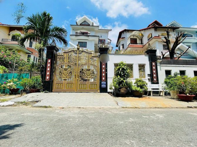 Bán nhà mặt tiền số 31 đường 11, phường Phước Long B, Quận 9, DT: 8x25m, 1 trệt, 2 lầu, DTCN: 200m2