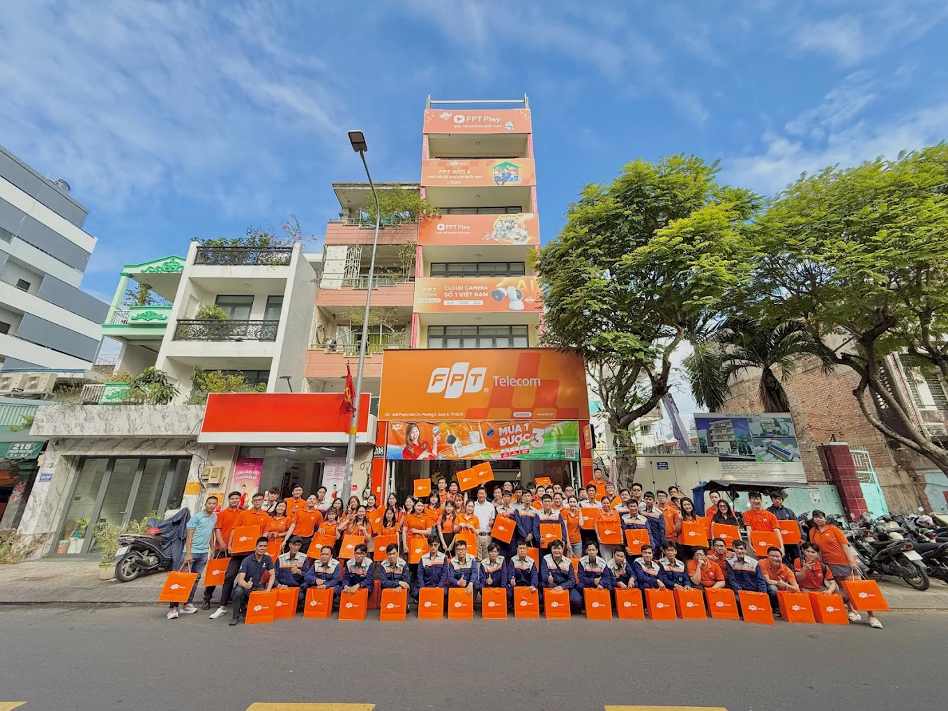 Bán nhà mặt tiền số 208 đường Phạm Văn Chí, Phường 4, Quận 6, DT: 5.43x25m, 1 hầm 1 trệt 4 lầu thang máy ST,  Diện tích: 156m2