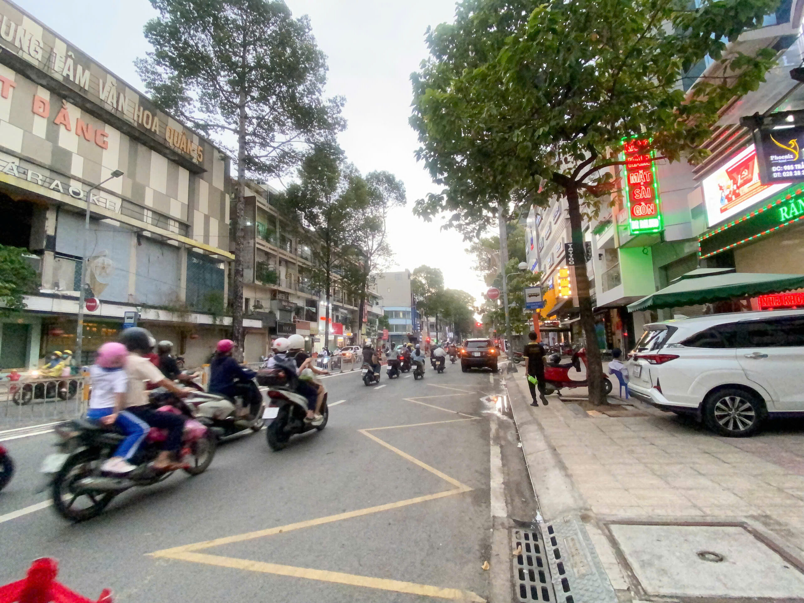 Cho Thuê Mặt Bằng GÓC 2MT Số 796 Đường Trần Hưng Đạo với Hẻm 3m, phường 7, Quận 5, DT: 6x20m, 1 hầm, 1 trệt, 4 lầu, thang máy, DTSD: 600m2