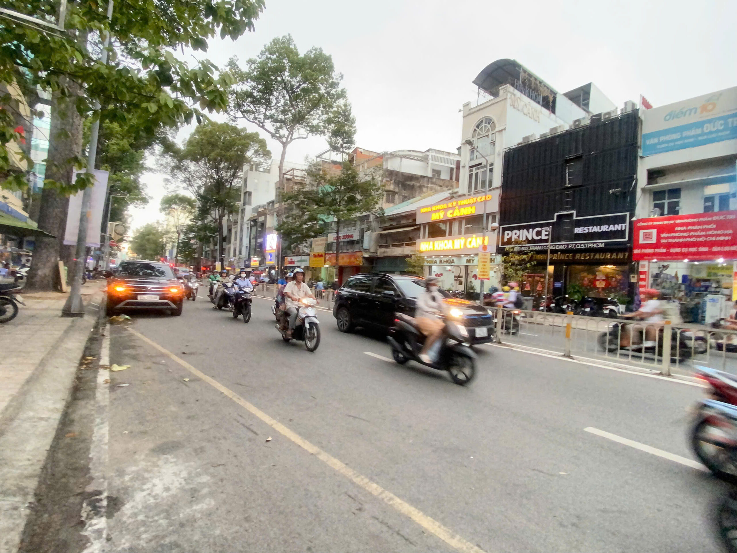 Cho Thuê Mặt Bằng GÓC 2MT Số 796 Đường Trần Hưng Đạo với Hẻm 3m, phường 7, Quận 5, DT: 6x20m, 1 hầm, 1 trệt, 4 lầu, thang máy, DTSD: 600m2